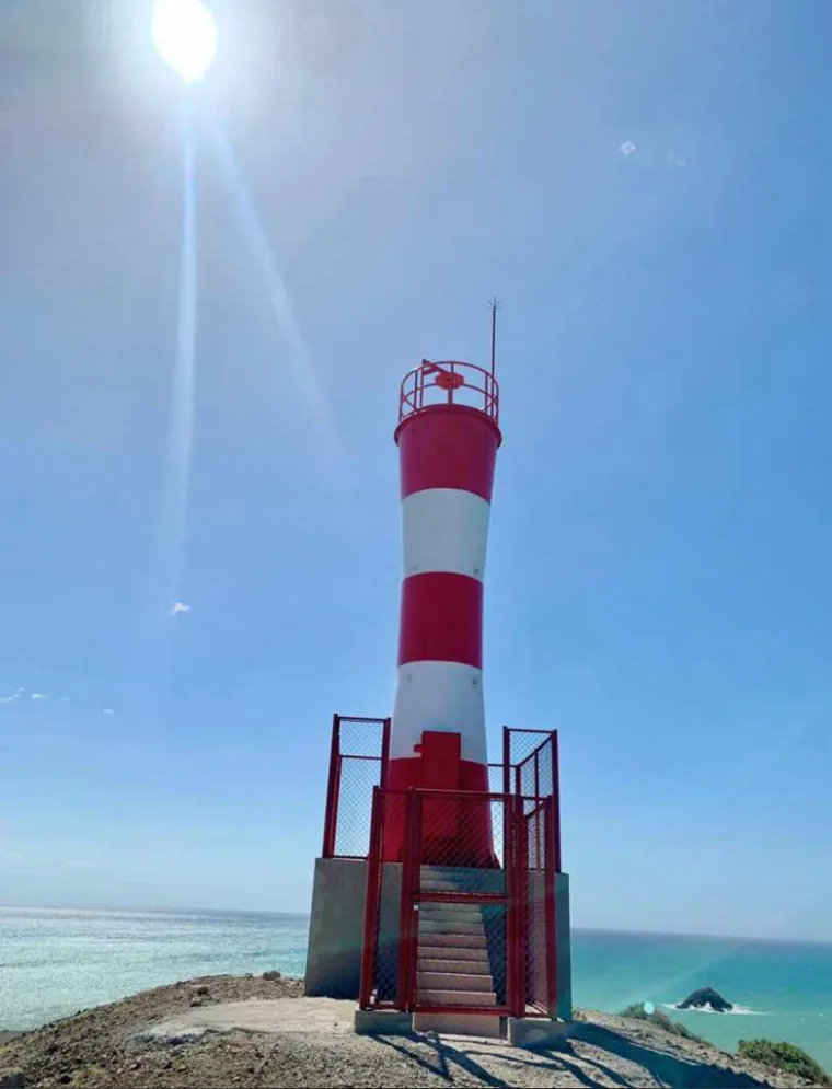 Faro instalado por Teleaccess sobre acantilado frente al mar