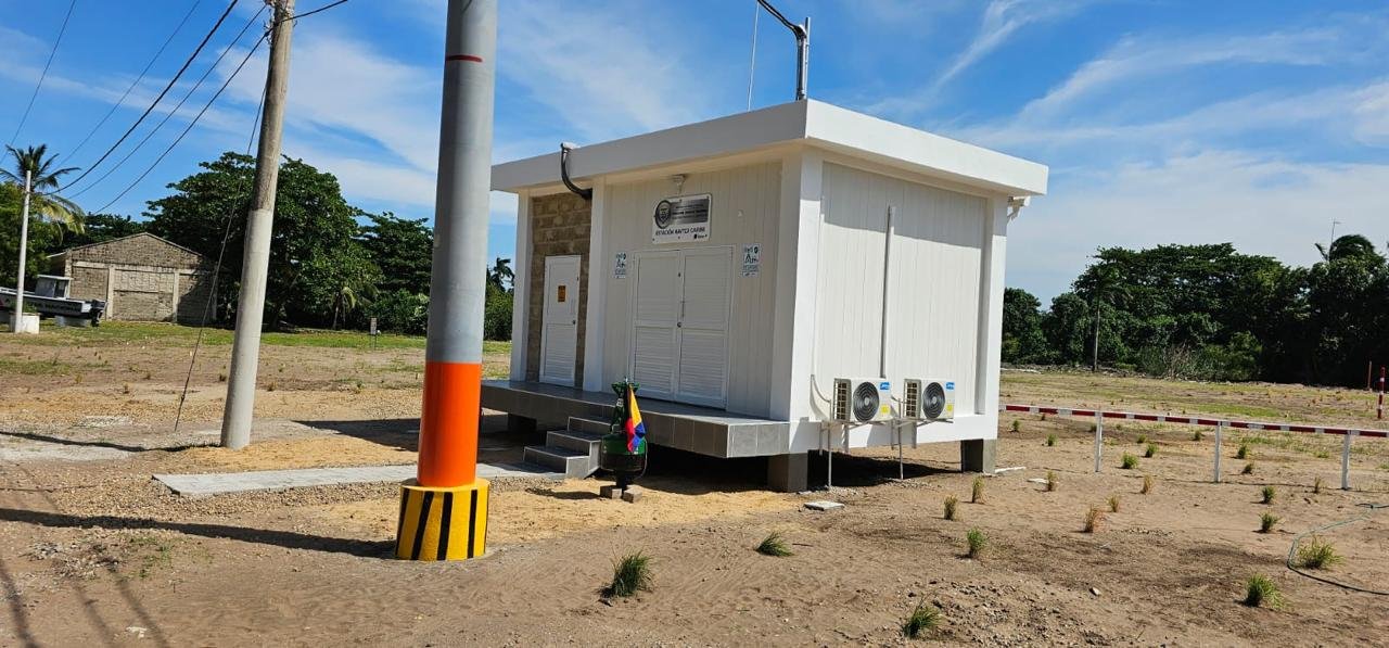Buzo de Teleaccess instalando cable submarino