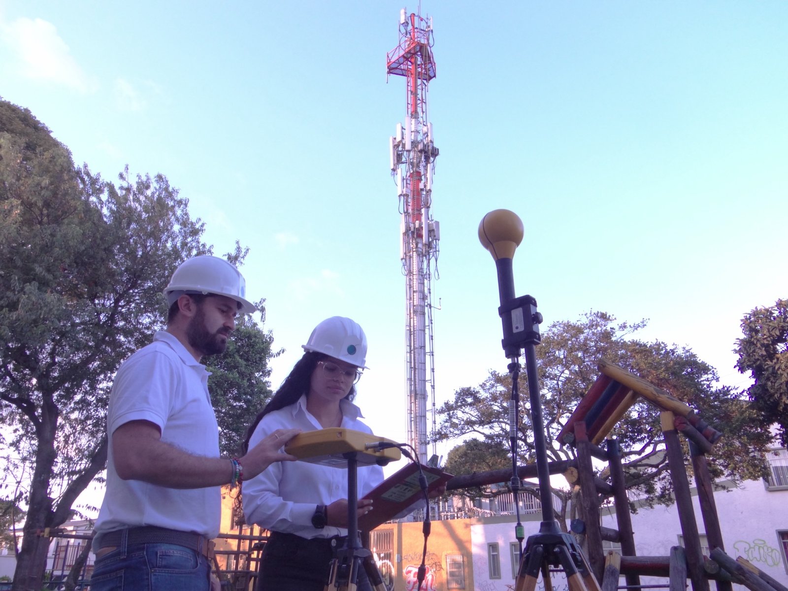 Ingenieros de Teleaccess midiendo espectro radioeléctrico junto a torre