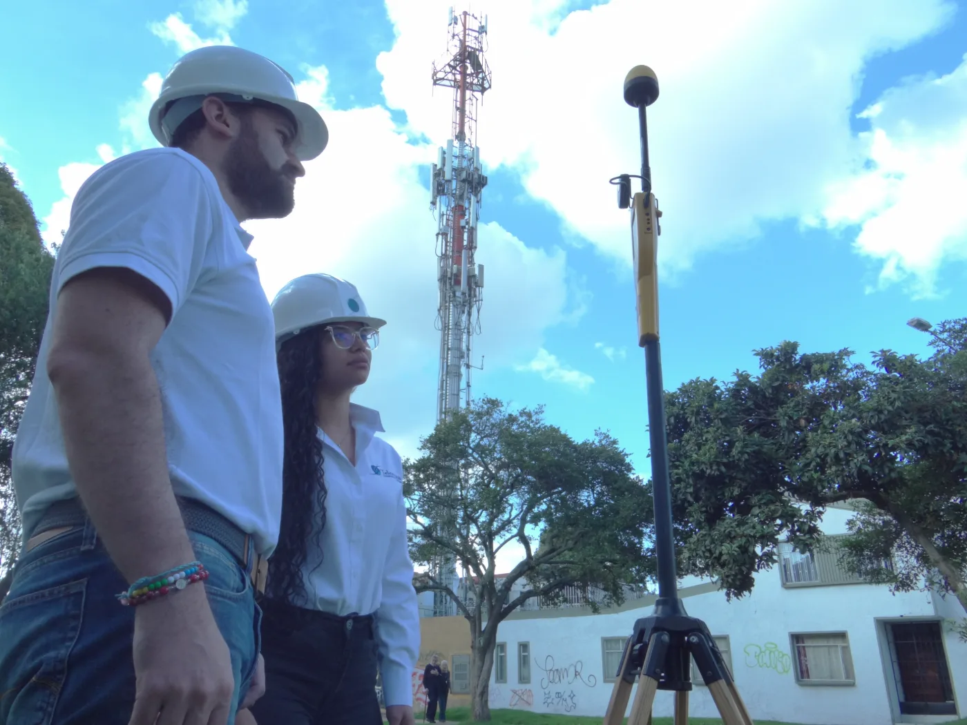Ingenieros de Teleaccess en trabajo de campo junto a infraestructura de telecomunicaciones